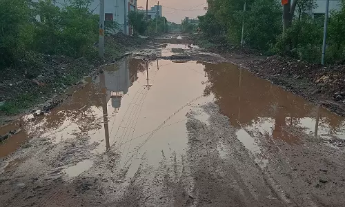 சாைலயில் பள்ளங்கள்