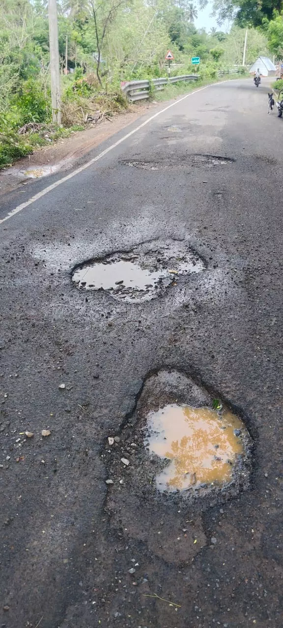 குண்டும்,குழியுமான சாலை குண்டும்,குழியுமான சாலை