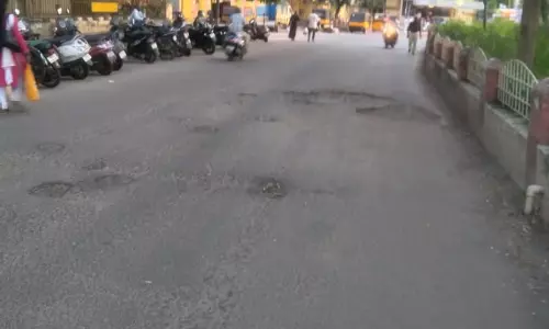 குண்டும்,குழியுமான சாலை