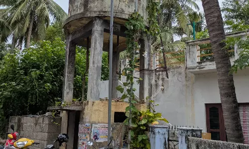 சேதமடைந்த  குடிநீா் தொட்டி