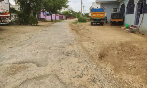 குண்டும் குழியுமான சாலை