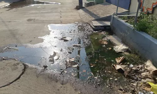 சாலையோரம் தேங்கும் கழிவுநீர்