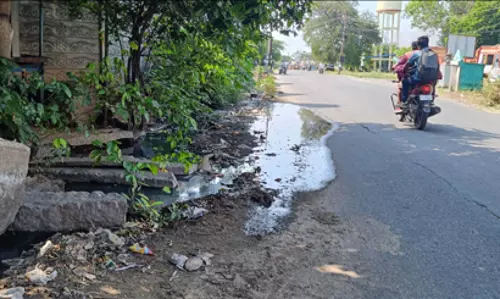 சாலையில் ஓடும் கழிவுநீர்