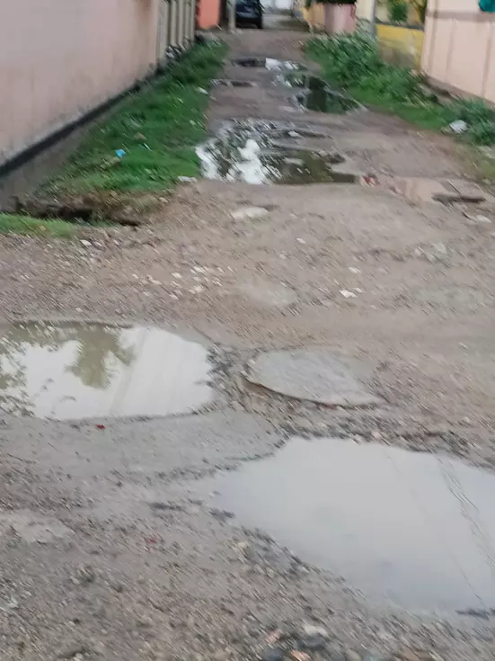 குண்டும் குழியுமான சாலை