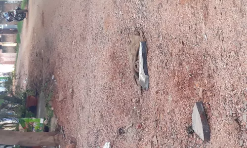 குண்டும் குழியுமான சாலை குண்டும் குழியுமான சாலை