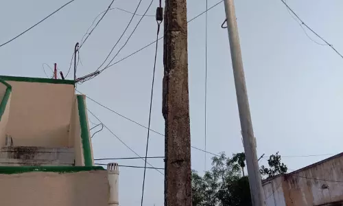 சேதமடைந்த மின்கம்பம் சேதமடைந்த மின்கம்பம்