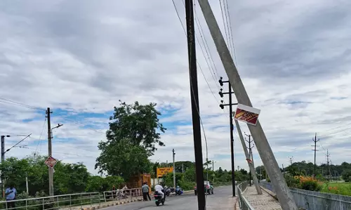 மின்கம்பத்தை ஓரமாக நட வேண்டும்