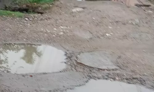 குண்டும் குழியுமான சாலை