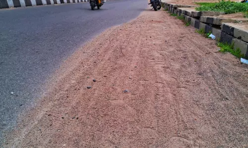 சாலையோர மணல் குவியல்
