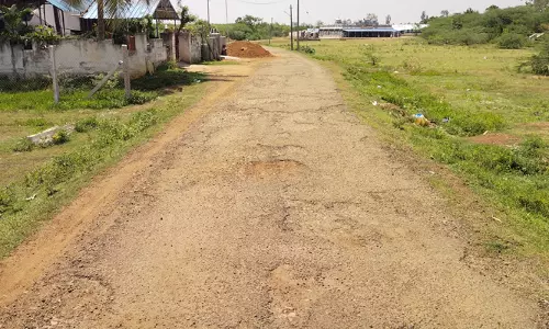 குண்டும், குழியுமான சாலை