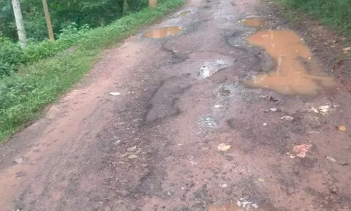 சேதமடைந்த சாலை