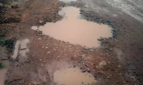 குண்டும் குழியுமான சாலை குண்டும் குழியுமான சாலை