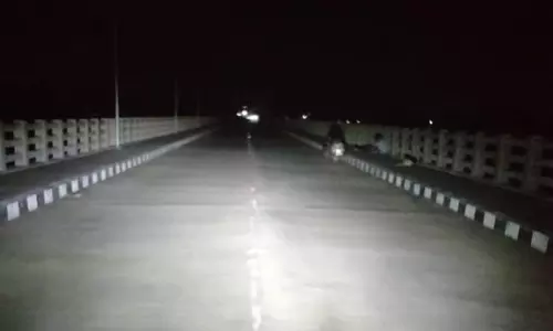இருளில் மூழ்கிய பாலம்