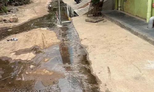தெருவில் ஓடும் கழிவுநீரால் துர்நாற்றம்