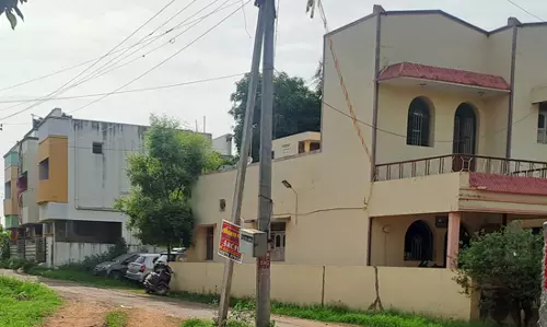சாலையின் நடுவே மின் கம்பம் சாலையின் நடுவே மின் கம்பம்