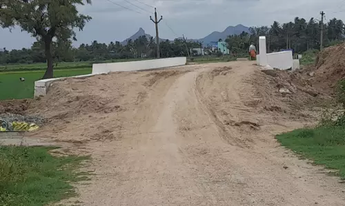 பாலம் பகுதியில் சாலை அமைப்பார்களா?