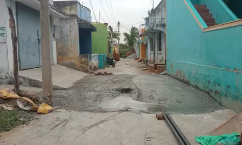 சாலையை உயர்த்தி அமைத்ததால் அவதி