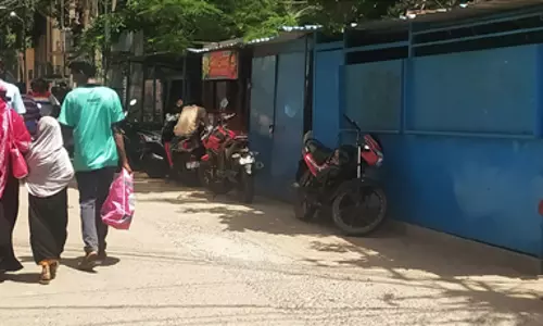 ஆக்கிரமிப்பால் குறுகிய சாலை ஆக்கிரமிப்பால் குறுகிய சாலை