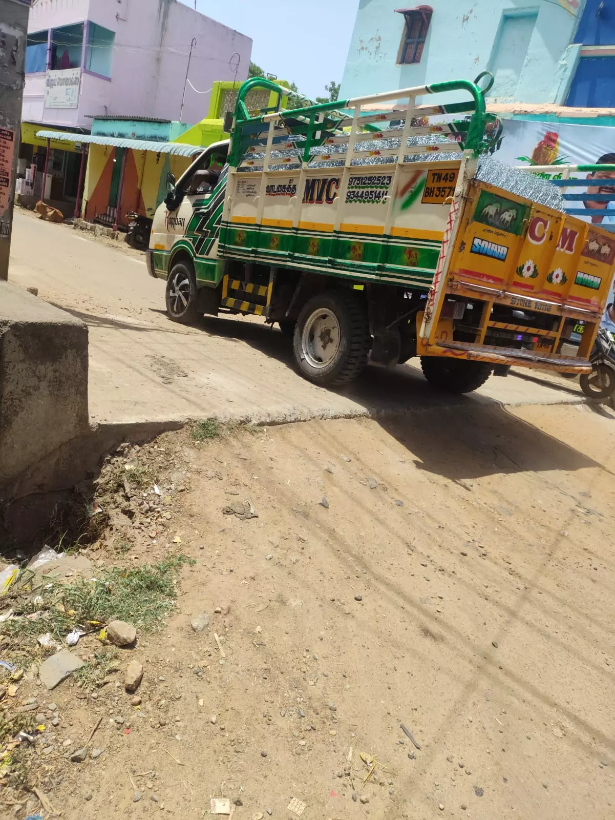 விபத்தில் சிக்கும் வாகன ஓட்டிகள் விபத்தில் சிக்கும் வாகன ஓட்டிகள்