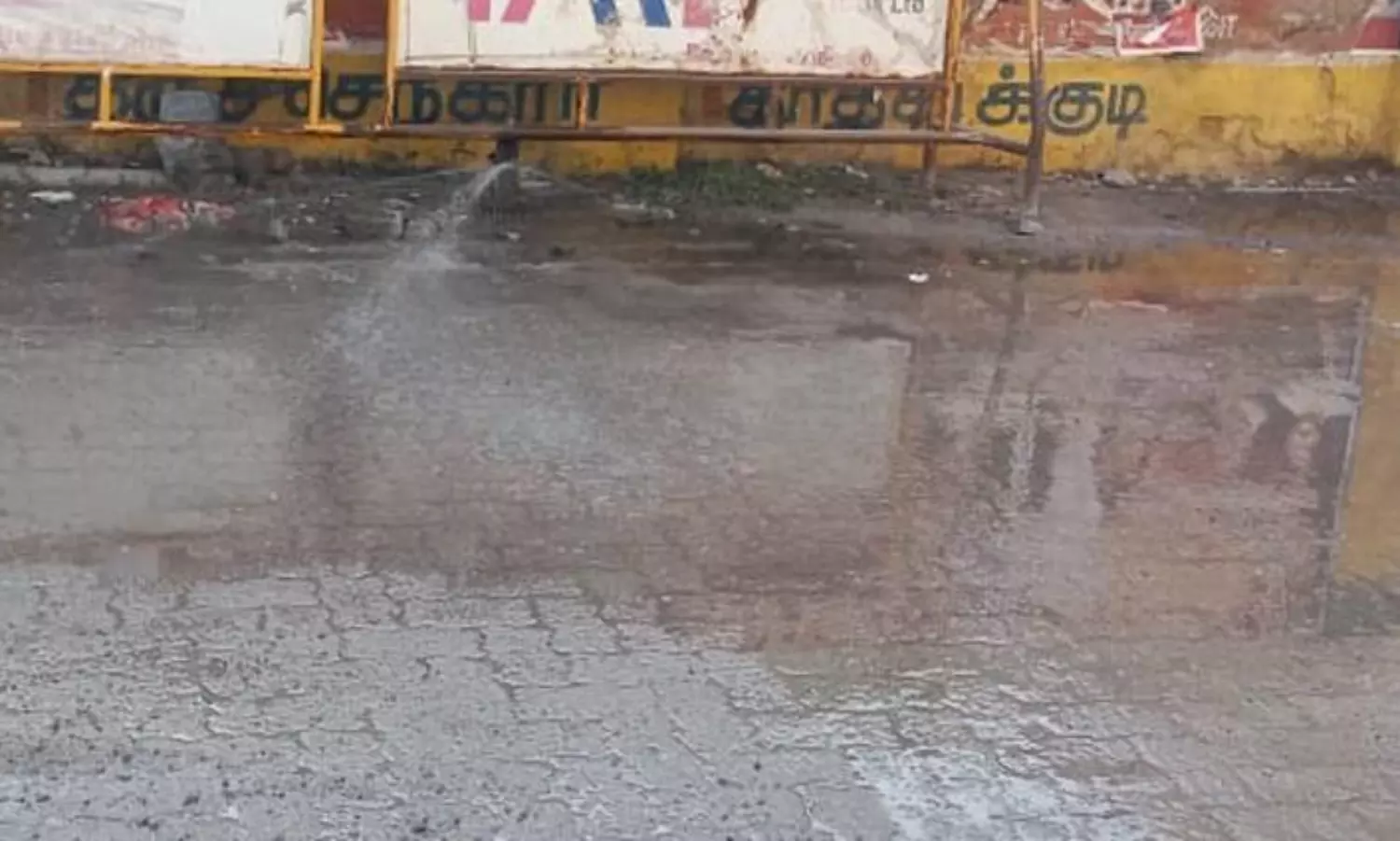 சாலையில் வீணாகும் குடிநீர்