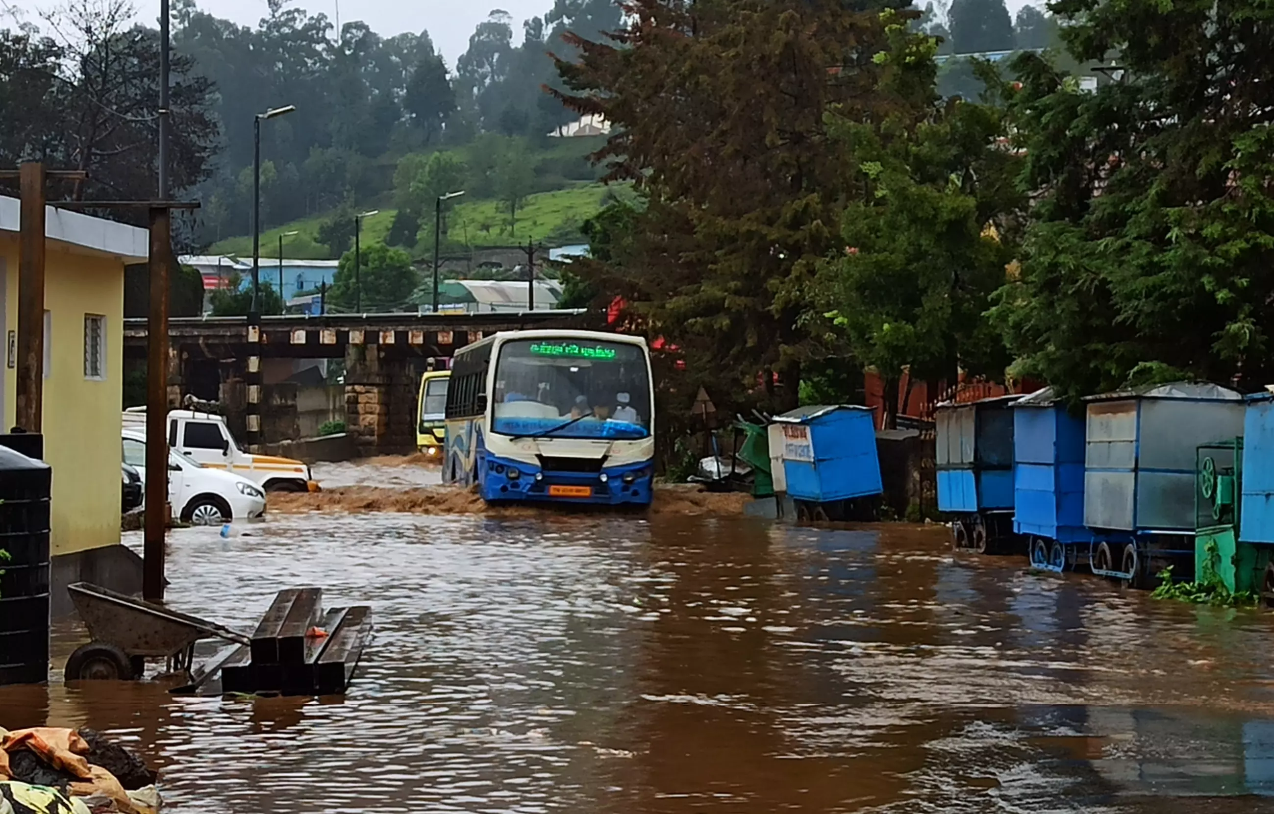மழைநீர் தேங்கும் சாலை மழைநீர் தேங்கும் சாலை