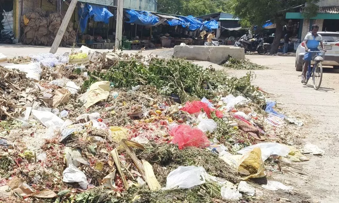 குவிந்து கிடக்கும் குப்பையால் சுகாதார சீர்கேடு குவிந்து கிடக்கும் குப்பையால் சுகாதார சீர்கேடு