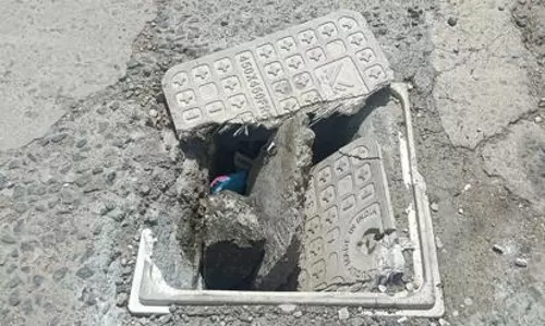 உடைந்து கிடக்கும் கழிவு நீர் கால்வாய் மூடி