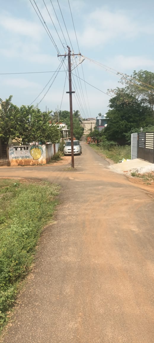 சாலை நடுவே மின்கம்பம் சாலை நடுவே மின்கம்பம்