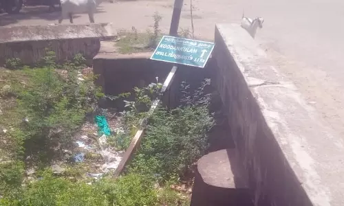 சரிந்து கிடக்கும் வழிகாட்டி பலகை