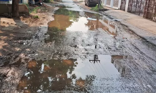 சாலையில் தேங்கிய கழிவுநீர் சாலையில் தேங்கிய கழிவுநீர்
