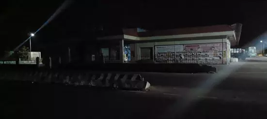 இருள் சூழ்ந்த பஸ் நிலையம் இருள் சூழ்ந்த பஸ் நிலையம்