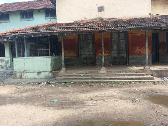 மதுபிரியர்கள் அட்டகாசம் மதுபிரியர்கள் அட்டகாசம்