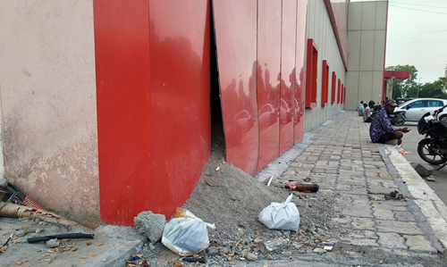 கட்டிட சுவரில் துளையிடும் எலி கட்டிட சுவரில் துளையிடும் எலி