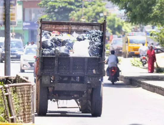 வாகன ஓட்டிகளுக்கு இடையூறு வாகன ஓட்டிகளுக்கு இடையூறு