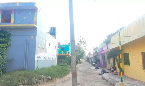 சாலை நடுேவ மின் கம்பம்