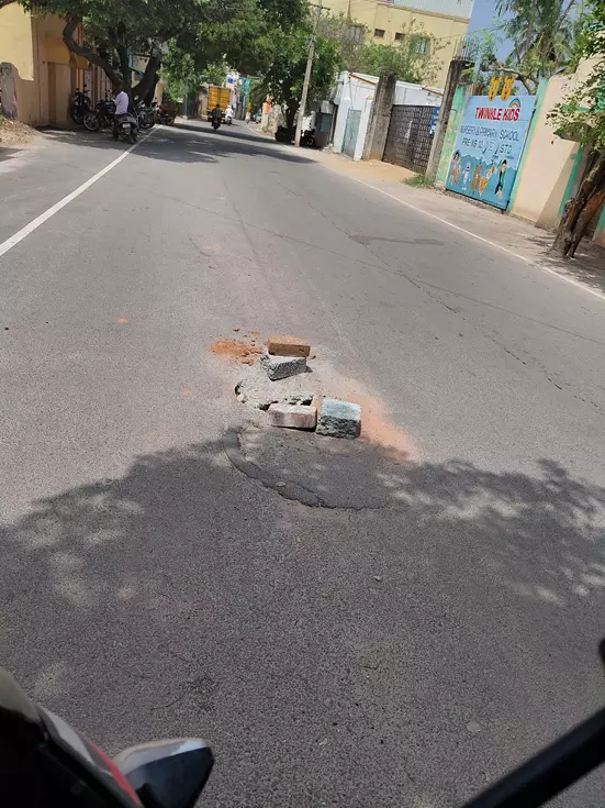 சாலையில் பள்ளம்