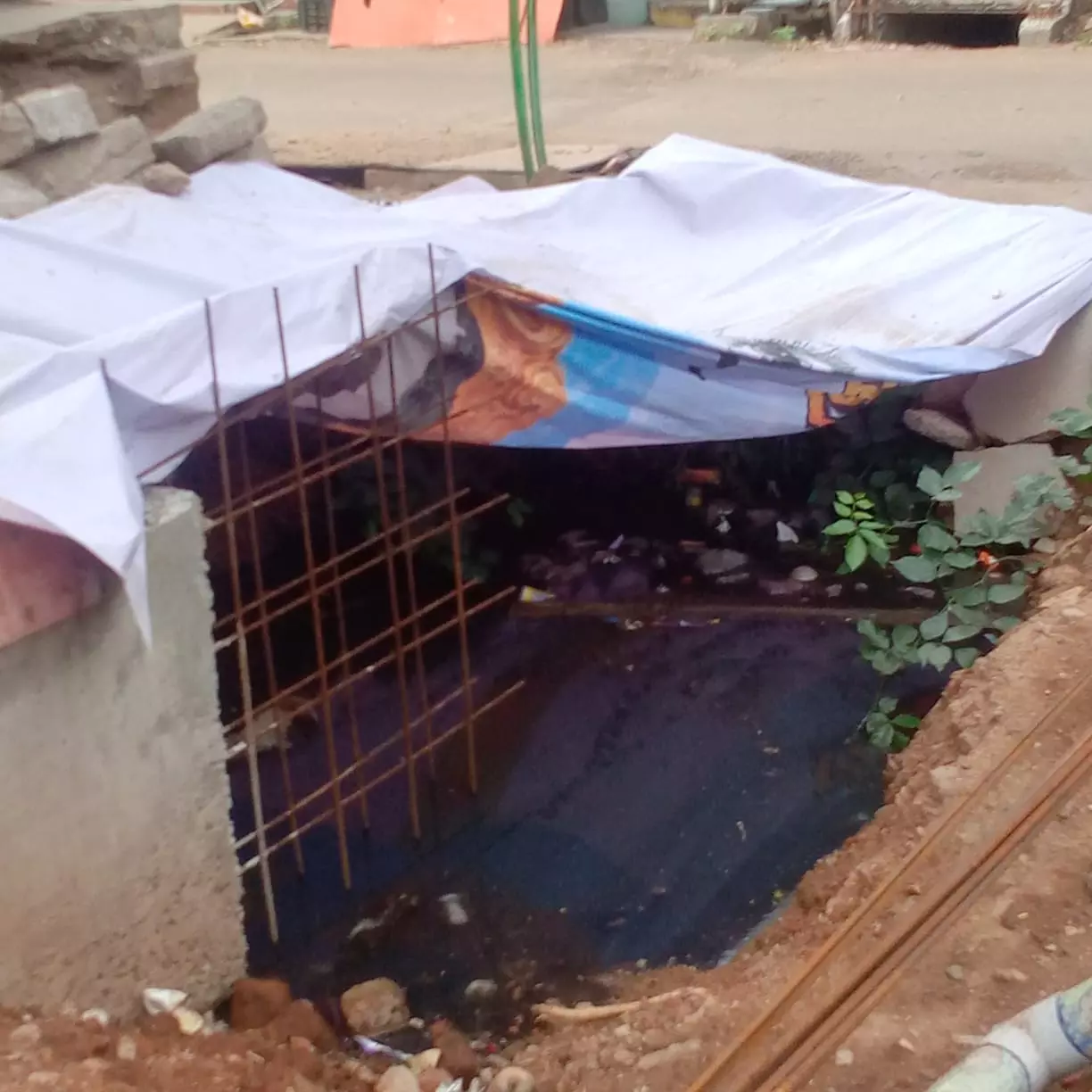 சாலையோரம் ஆபத்தான பள்ளம்