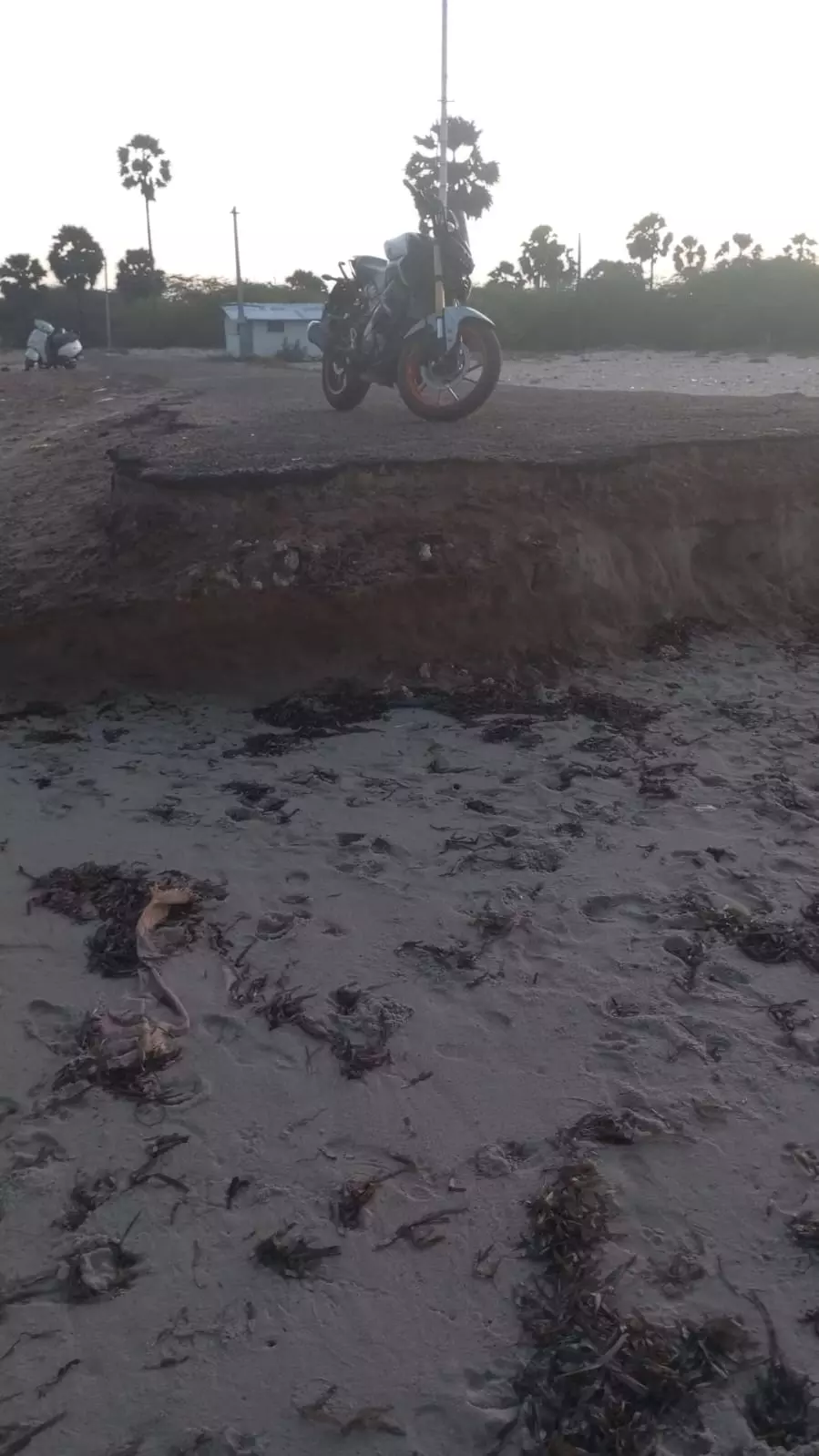 சேதமடைந்த சாலை சேதமடைந்த சாலை