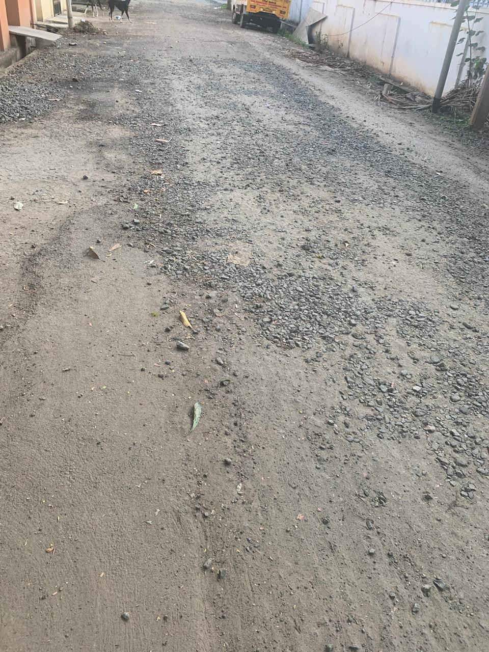 பெயர்ந்து கிடக்கும் சாலை பெயர்ந்து கிடக்கும் சாலை