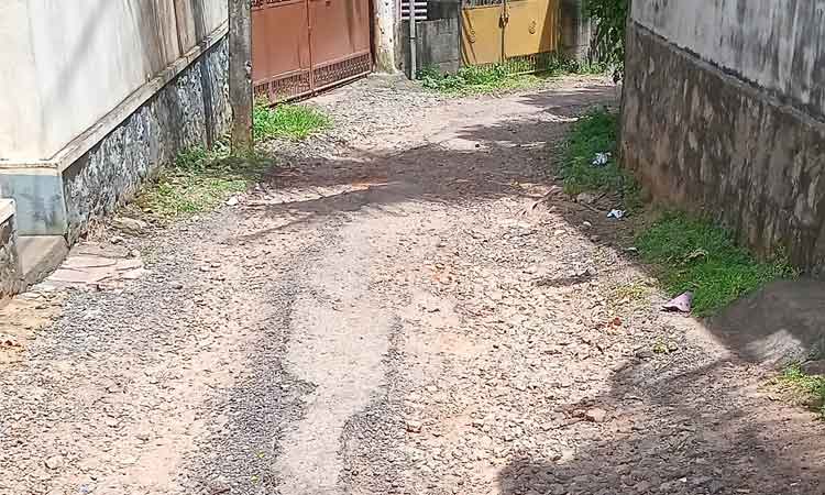 சேதமடைந்த சாலை சேதமடைந்த சாலை