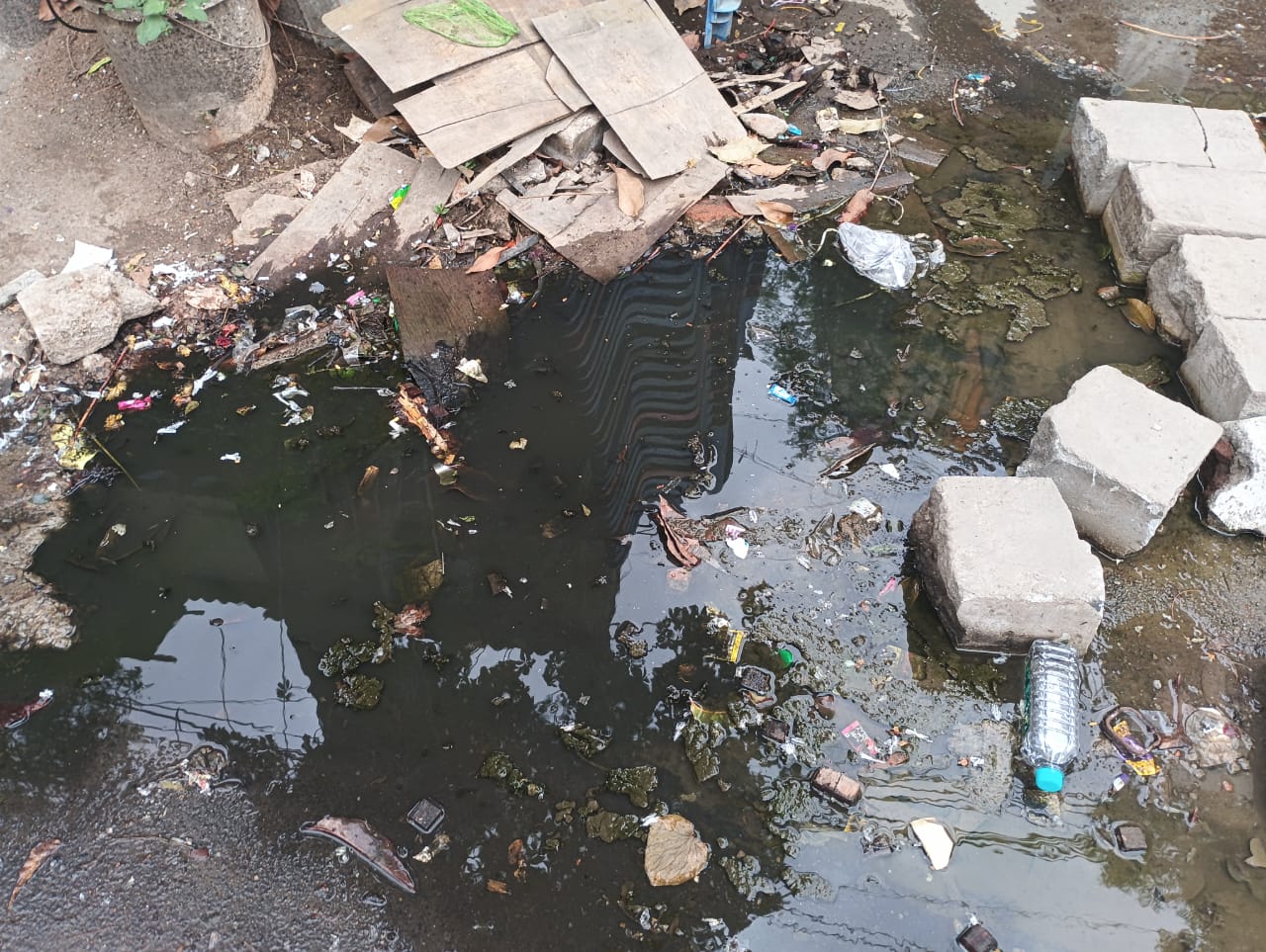 கழிவுநீரால் துர்நாற்றம்