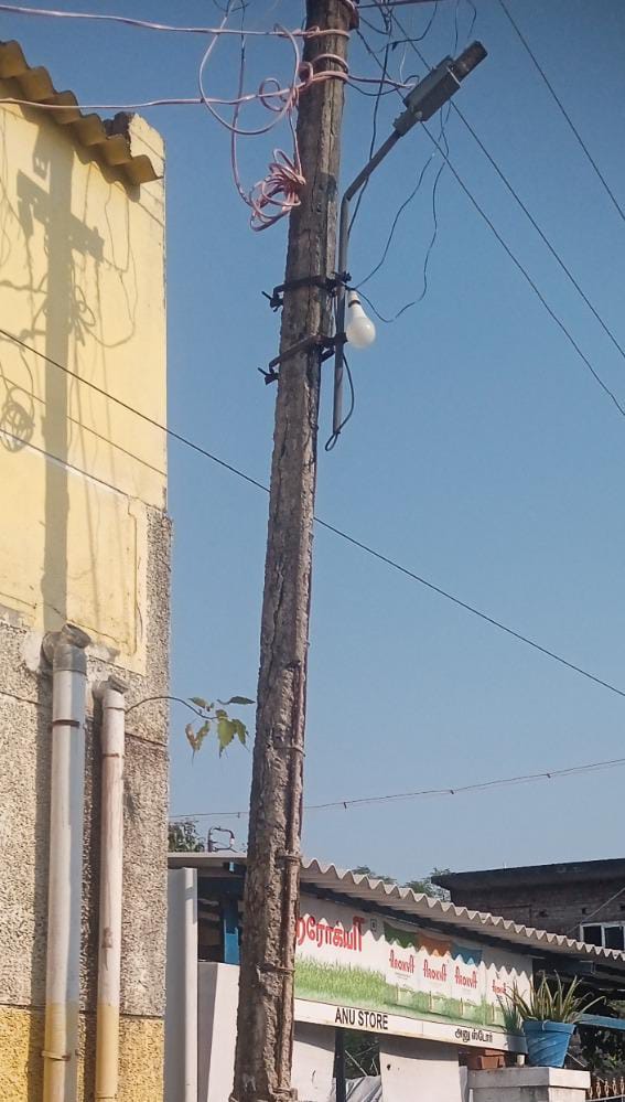 சிதலமடைந்த மின்கம்பம்