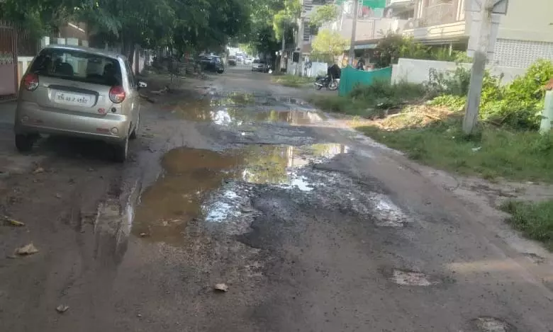 குண்டும்,குழியுமான சாலை குண்டும்,குழியுமான சாலை