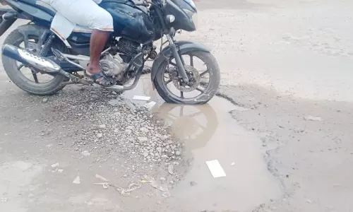 சாலையில் ராட்சத பள்ளம்