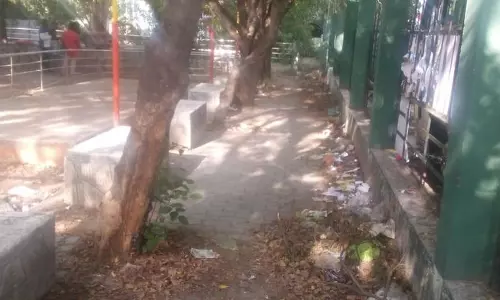 குப்பை கொட்டும் இடமான பூங்கா
