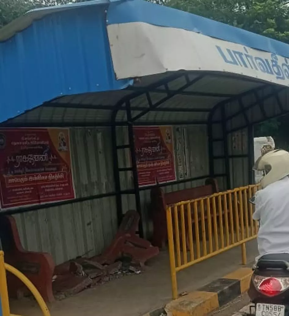 நிழற்குடை இருக்கைகள் சேதம்