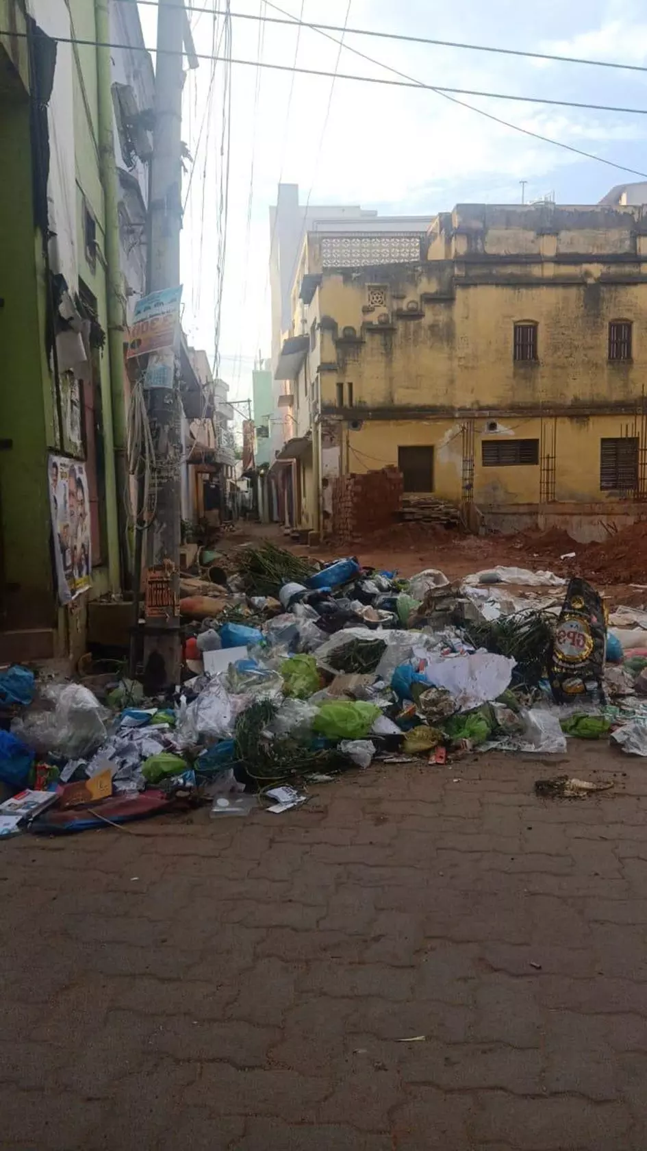 சாலையை ஆக்கிரமிக்கும் குப்பைகள்