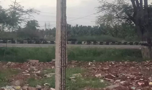 மின்கம்பம் சேதம்