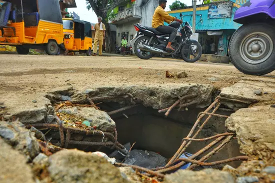 ஆபத்தான பள்ளம் ஆபத்தான பள்ளம்