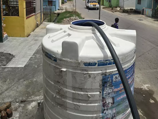 குடிநீர் தொட்டிக்கு மூடி போட வேண்டும் குடிநீர் தொட்டிக்கு மூடி போட வேண்டும்